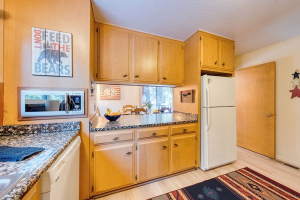 Réfrigérateur, micro-ondes, plaque de cuisson, lave-vaisselle