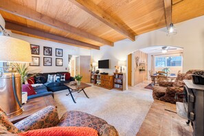 Smart TV, fireplace - Mountain Cabin w/ Fireplace, Balcony & Easy Ski Access | Bear Americana (Truckee)