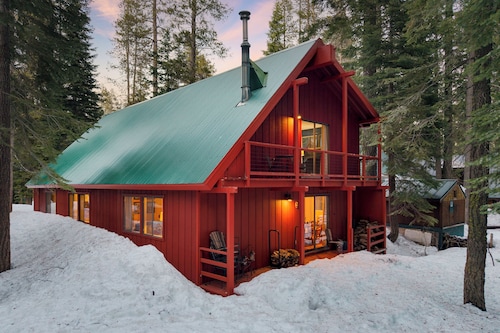 Mountain Cabin w/ Fireplace, Balcony & Easy Ski Access | Bear Americana