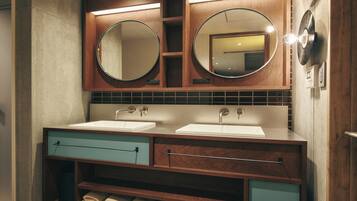 Superior Room | Bathroom | Shower, free toiletries, hair dryer, towels