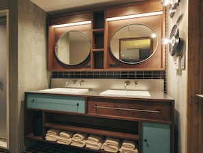 Superior Room | Bathroom