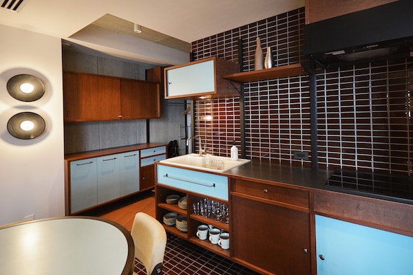 Deluxe Room | Private kitchen | Fridge, microwave, stovetop, cookware/dishes/utensils