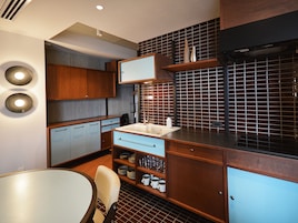 Deluxe Room | Private kitchen | Fridge, microwave, stovetop, cookware/dishes/utensils