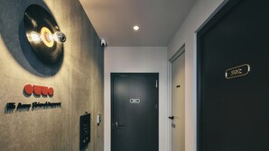 A hallway with a door labeled "501" and a sign "502" on the wall. - illi Amu Shimokitazawa (Tokyo)