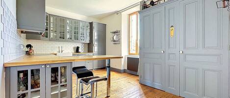 Réfrigérateur, four à micro-ondes, un four, surface de cuisson