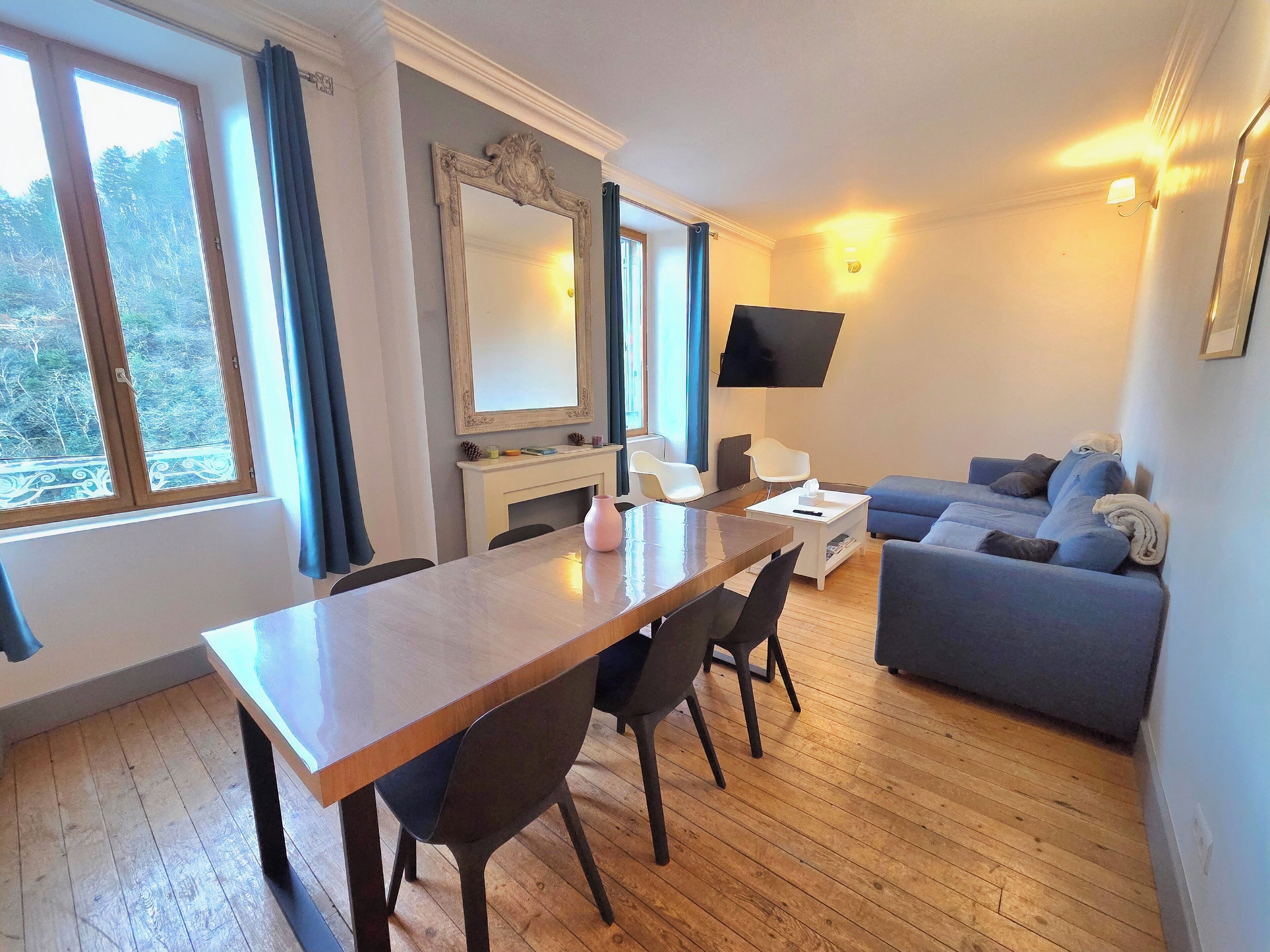 TV connectée, livres, vidéothèque