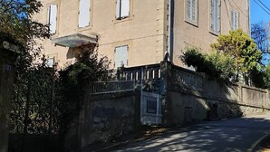 Ein großes, historisches Gebäude mit vielen Fenstern und einer Steinwand.