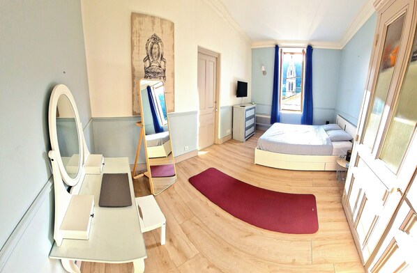 3 chambres, bureau, fer et planche à repasser, lit parapluie