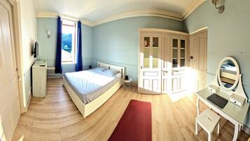 3 slaapkamers, een bureau, een strijkplank/strijkijzer, reisbedje