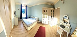 3 habitaciones, escritorio y tabla de planchar con plancha