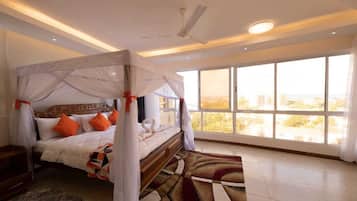 Apartamento ejecutivo | 4 dormitorios, decoración individual, mobiliario individual y escritorio