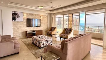 Departamento de lujo, vista al mar | Área de sala de estar | Smart TV de 32 pulgadas con canales digitales