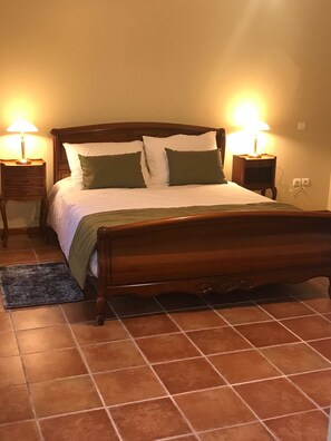 3 bedrooms, desk, iron/ironing board, travel crib - The Rucher gite welcomes you to an old farmhouse on the Belgian border. (Rumegies)