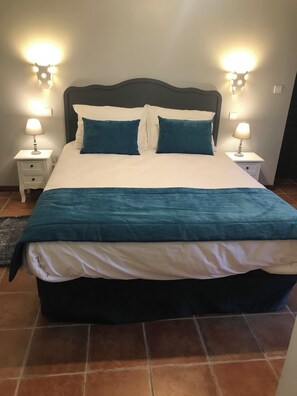 3 bedrooms, desk, iron/ironing board, travel cot