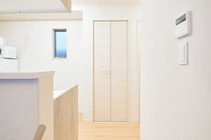 Refrigerador, microondas, placa de cocina, utensilios de cocina