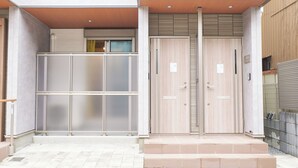 Una entrada moderna de edificio con un puerta de vidrio, una puerta de madera y un letrero que dice 'Study Court'.