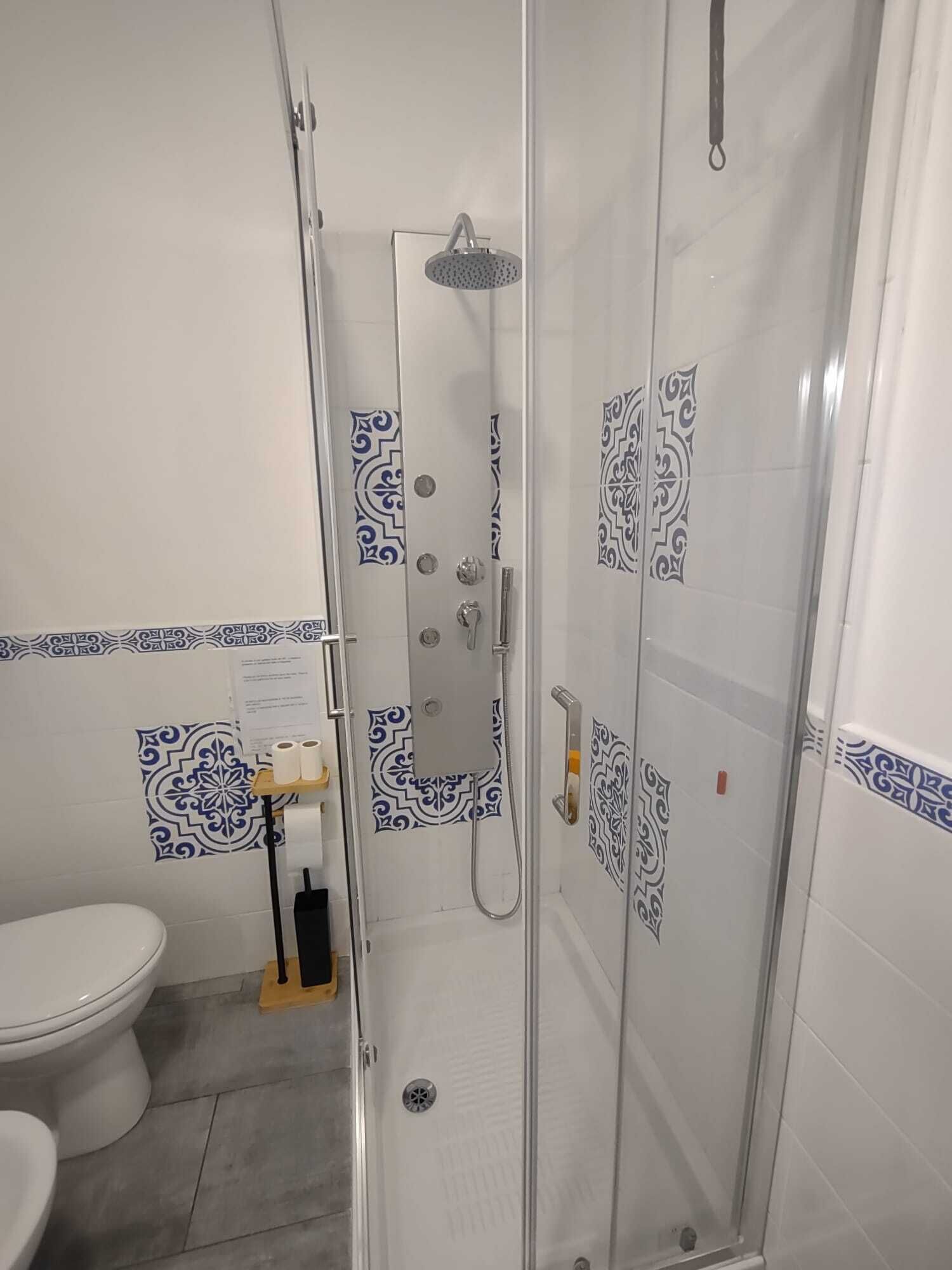 Sèche-cheveux, serviettes fournies, savon, papier toilette