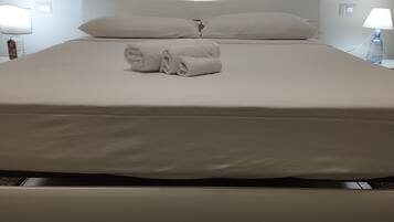 1 habitación, tabla de planchar con plancha, wifi gratis y ropa de cama