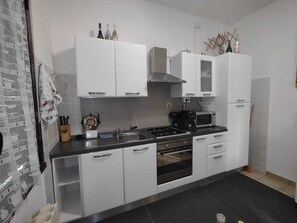 Køleskab, mikrobølgeovn, ovn, kogeplade