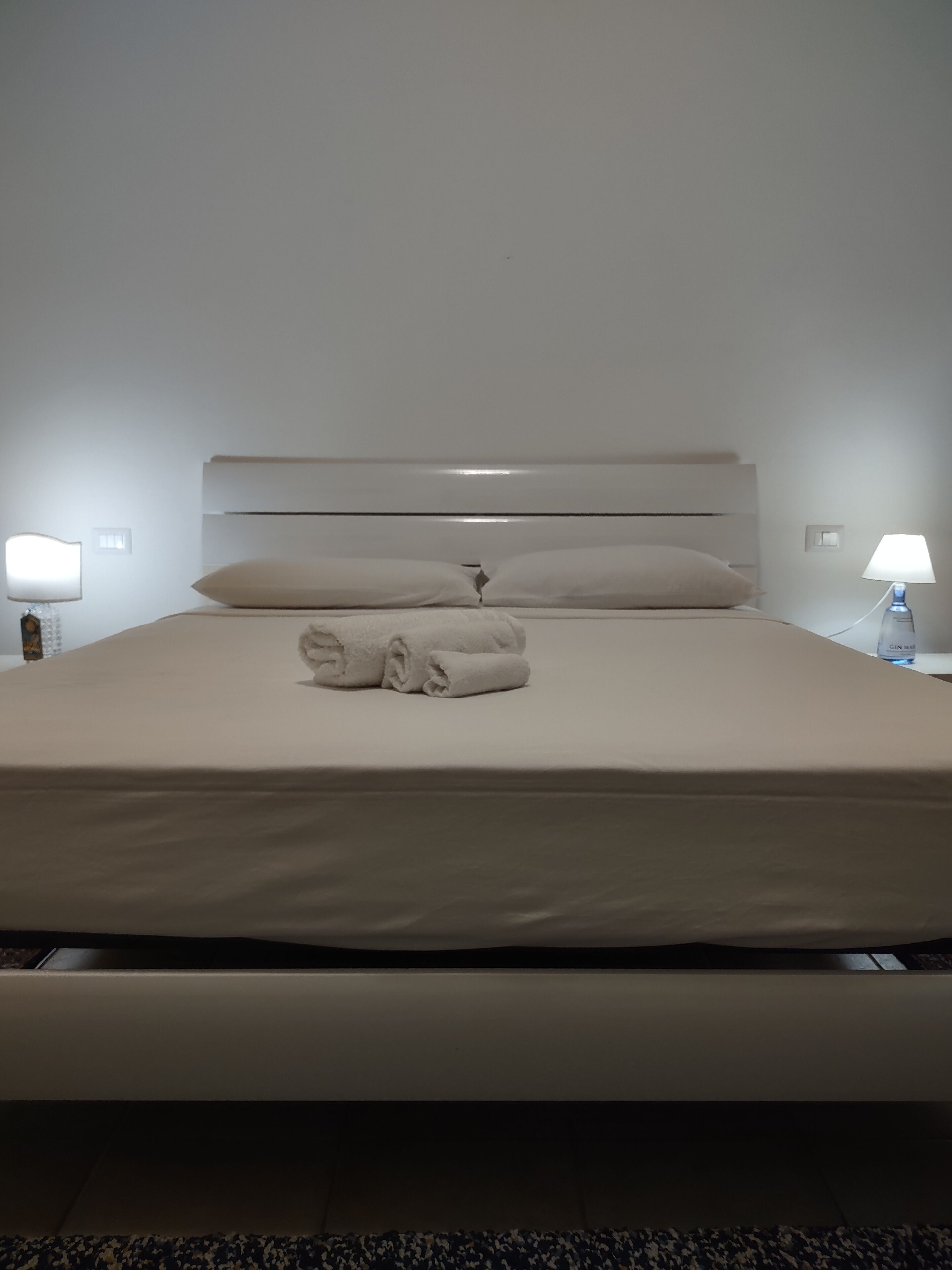 1 habitación, tabla de planchar con plancha, wifi gratis y ropa de cama 