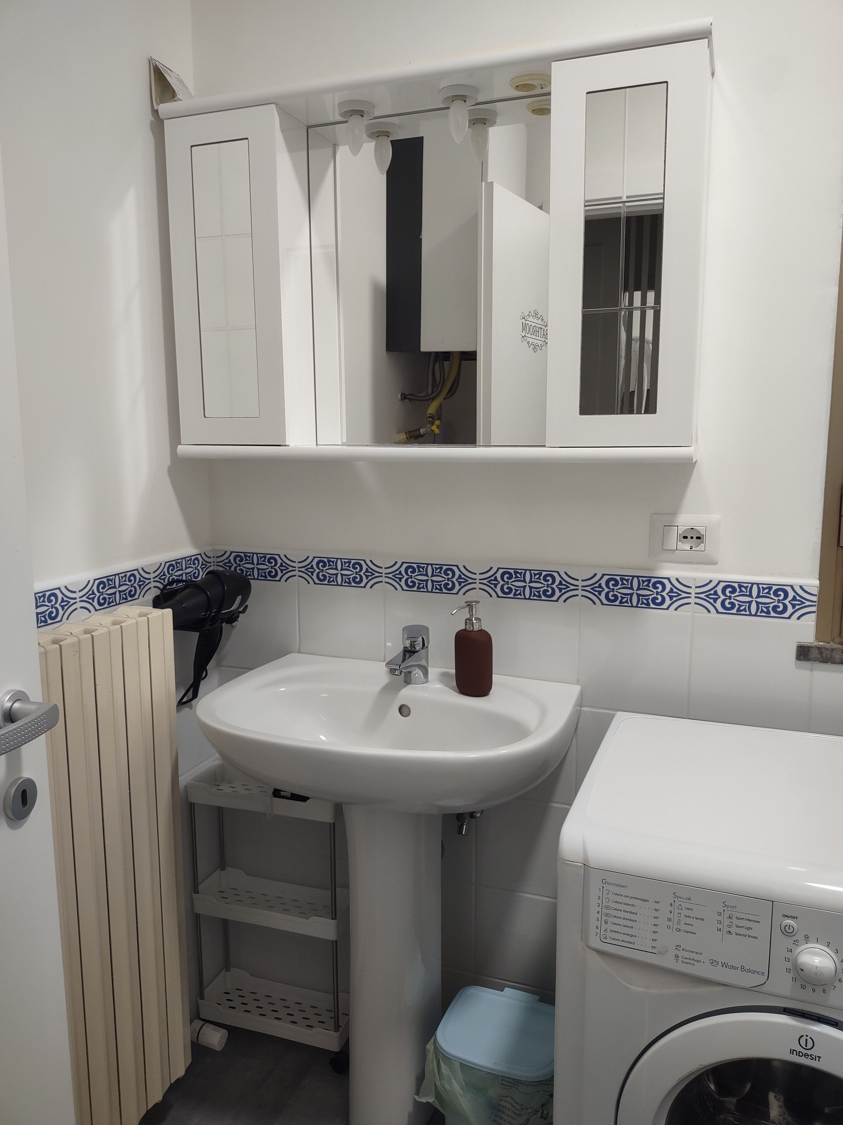 Secador de pelo, toallas, jabón, papel higiénico