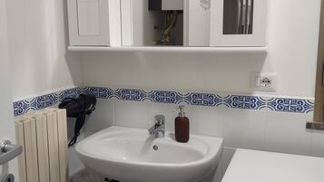 Secador de pelo, toallas, jabón, papel higiénico