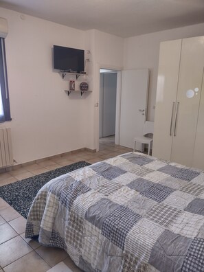 1 habitación, tabla de planchar con plancha, wifi y ropa de cama