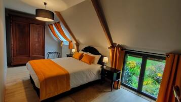 3 habitaciones, escritorio y tabla de planchar con plancha