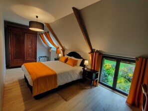 3 slaapkamers, een bureau, een strijkplank/strijkijzer, reisbedje