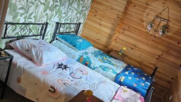 2 dormitoris, planxa i posts de planxar i un bressol de viatge