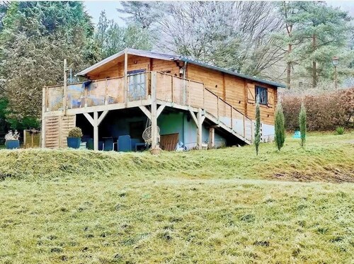 Refuge Enneigé : Le Chalet Idéal pour vos Évasions" (The Ideal Chalet for Your Escapes)