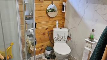 Douche, sèche-cheveux, serviettes fournies, shampoing