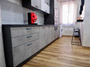 ثلاجة، ميكروويف، فرن، موقد طهي مسطح