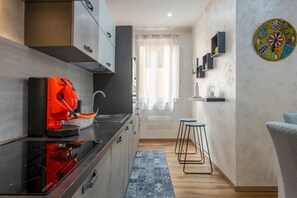 Kylskåp, mikrovågsugn, ugn och spishäll