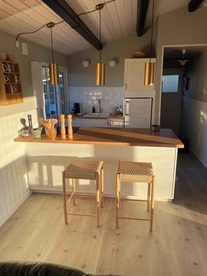 Kylskåp, ugn, spishäll och kaffe- och tebryggare