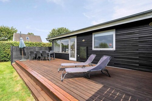 Idyllic summer house close to water and nature