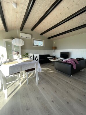 Dining - Idyllic summer house close to water and nature (Sydals)