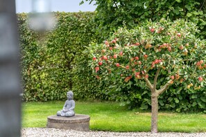Property grounds - Idyllic summer house close to water and nature (Sydals)