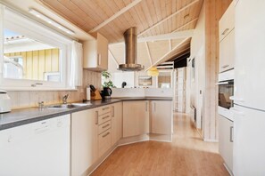 Fridge, microwave, oven, stovetop - Summer House Sea View Beach and Nature (Knebel)
