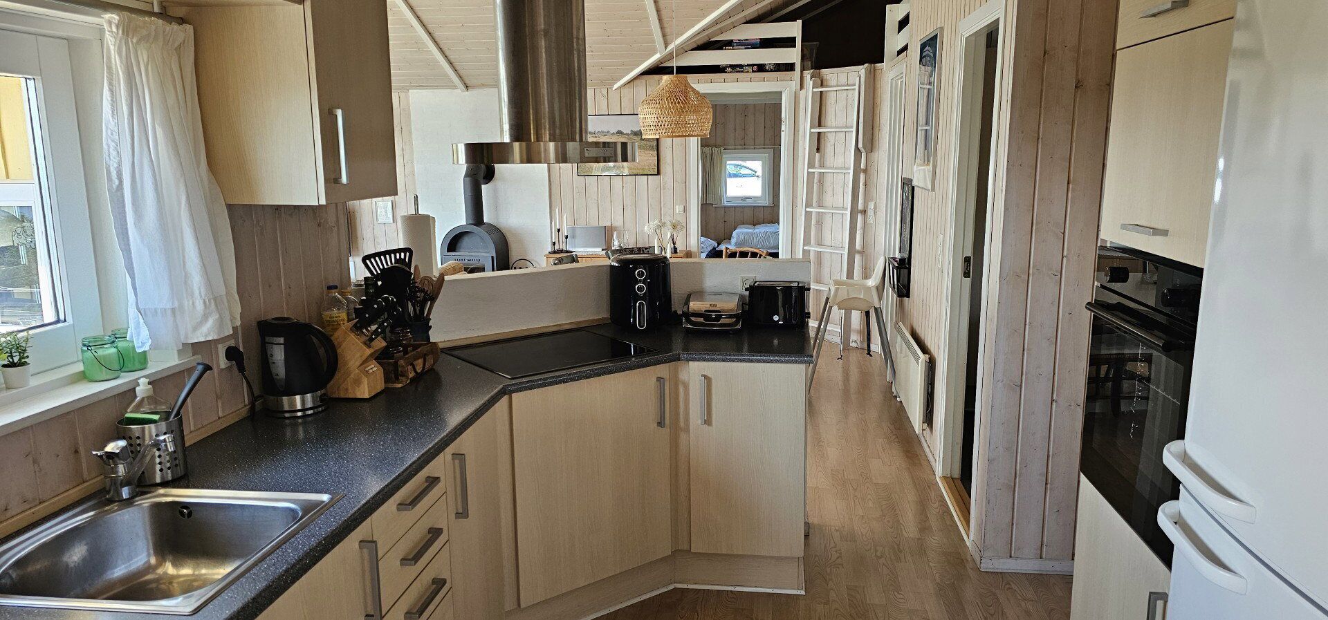 Coffee/tea maker, fridge, microwave, oven
