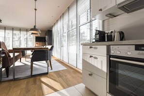 ثلاجة، فرن، موقد طهي مسطح، غسالة أطباق