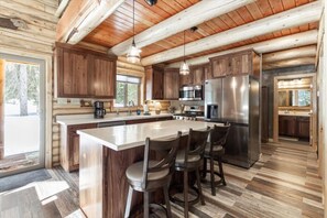 Fridge, microwave, oven, stovetop - Wrangler’s Retreat | 7 Mi to YNP | Private Pond (West Yellowstone)