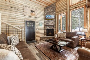 Smart TV, fireplace - Wrangler’s Retreat | 7 Mi to YNP | Private Pond (West Yellowstone)
