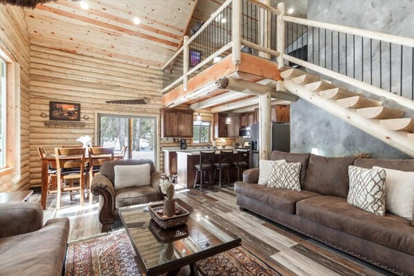 Smart TV, fireplace - Wrangler’s Retreat | 7 Mi to YNP | Private Pond (West Yellowstone)