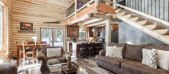 Wrangler’s Retreat | 7 Mi to YNP | Private Pond