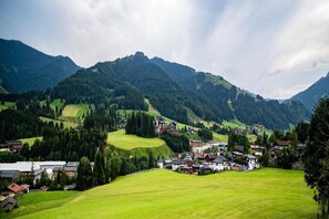 Un paisaje montañoso con un pueblo enclavado en el valle.