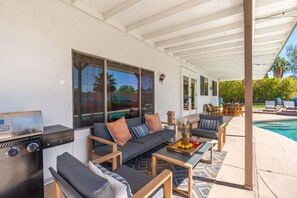 Outdoor dining - Relax & Recharge ~ FREE Heated Pool ~Hot Tub~ Game Room ~ Putting Green~ Arcades (Chandler)