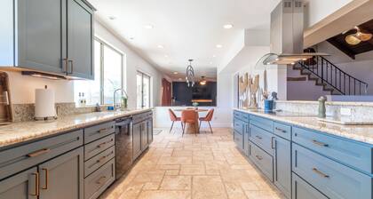 Dream Desert Escape ~ FREE Heated Pool~Hottub~Game Rm ~ Putting Green~Arcades