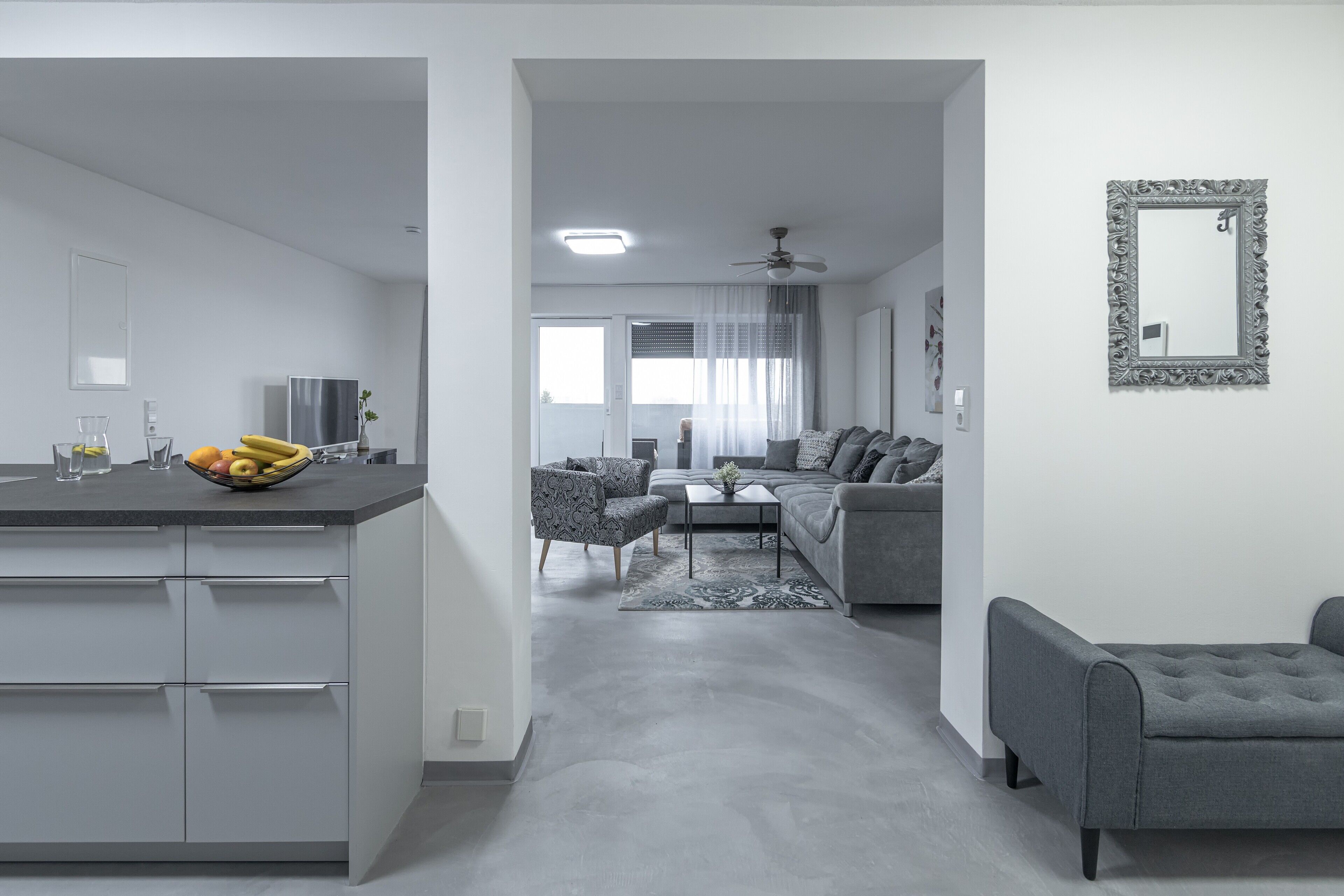Un apartamento moderno con cocina, comedor y sala de estar.