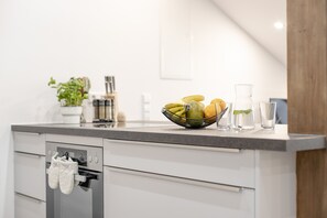 Fridge, oven, stovetop, dishwasher